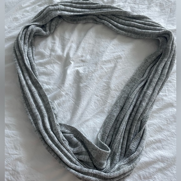 Hollister Infinity Scarf!! Really cute and cozy - perfect for the fall/winter - Picture 2 of 2